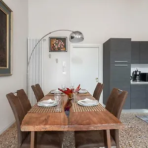 Ponte Raspi Canal View Apartment Venice